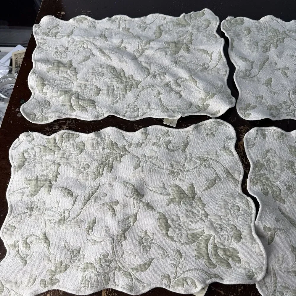 Colchas Domingos Placemats Set of 4 Sage Green White Matelasse Jacquard Scallop